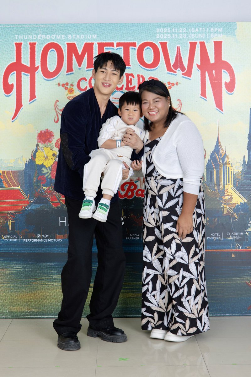 ยังจำที่น้องแบมพูดแบบตื่นเต้นได้อยู่เลย “ผมไม่คิดเลยว่าจะได้เจอเค้า ตุนตัง” ได้เจอกันแล้วน้าาา ลูกรักกับหลานรักของฉัน ❤️
<a href="/BamBam1A/">BamBam</a> 
#BamBamHOMETOWNConcertDay2