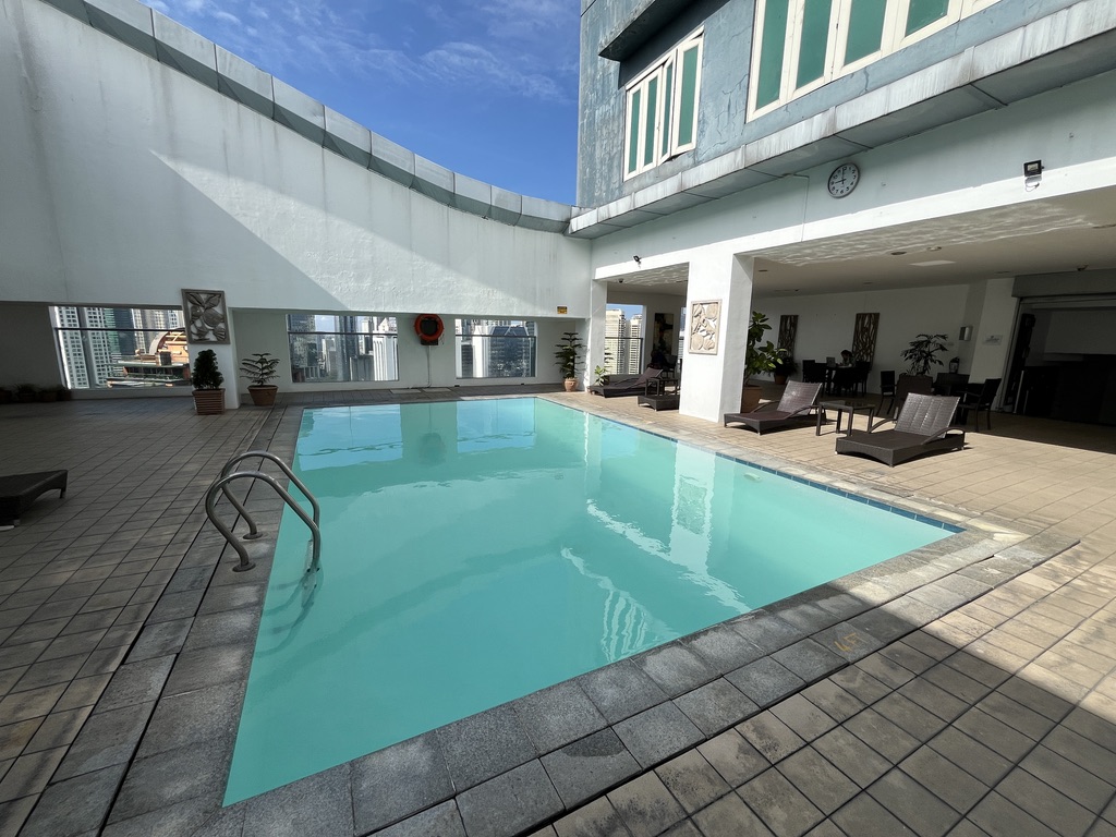 bj55p's tweet image. 今年フィリピン🇵🇭マニラで宿泊したホテルは、60階建てで最上階にプールがついて一泊5,800円と格安でした😊

このホテル、現在でも僕のメールアドレスにホテルのお得情報メールを送ってきます😄