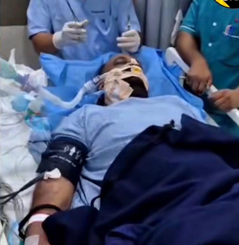 shindespeaks's tweet image. आष्टी पाटोदा शिरूर विधानसभा अध्यक्ष राम खाडे यांच्यावर २६ नोव्हेंबर रोजी जीवघेणा हल्ला झाल्याची घटना घडली. यामध्ये त्यांची प्रकृती चिंताजनक असून उपचार सुरू आहेत. बीडमध्ये तर गुंडाराज चालू आहे. सत्ताधारी पक्षांच्या माध्यमातून हे सगळं सुरू आहे हे प्रथमदर्शनी दिसून येतं आहे.…