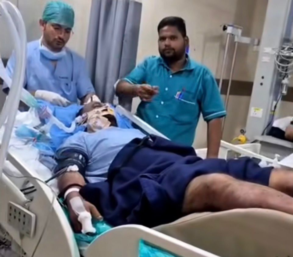 shindespeaks's tweet image. आष्टी पाटोदा शिरूर विधानसभा अध्यक्ष राम खाडे यांच्यावर २६ नोव्हेंबर रोजी जीवघेणा हल्ला झाल्याची घटना घडली. यामध्ये त्यांची प्रकृती चिंताजनक असून उपचार सुरू आहेत. बीडमध्ये तर गुंडाराज चालू आहे. सत्ताधारी पक्षांच्या माध्यमातून हे सगळं सुरू आहे हे प्रथमदर्शनी दिसून येतं आहे.…