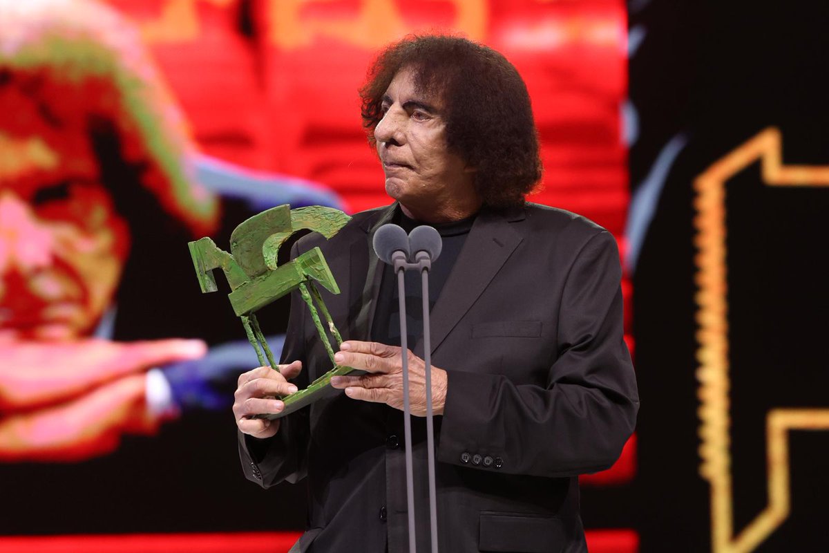 lavenganzaradio's tweet image. Anoche le dieron a @negrodolina el Premio Ondas Internacional de Radio.... 
¡EL MEJOR DEL PLANETA LA TIERRA! 🌏🌍🌎
Se lo entregó @PiedrahitaLuis en mano... por suerte no lo hizo desaparecer... al premio, no a Dolina.🧙‍♂️🎩😂