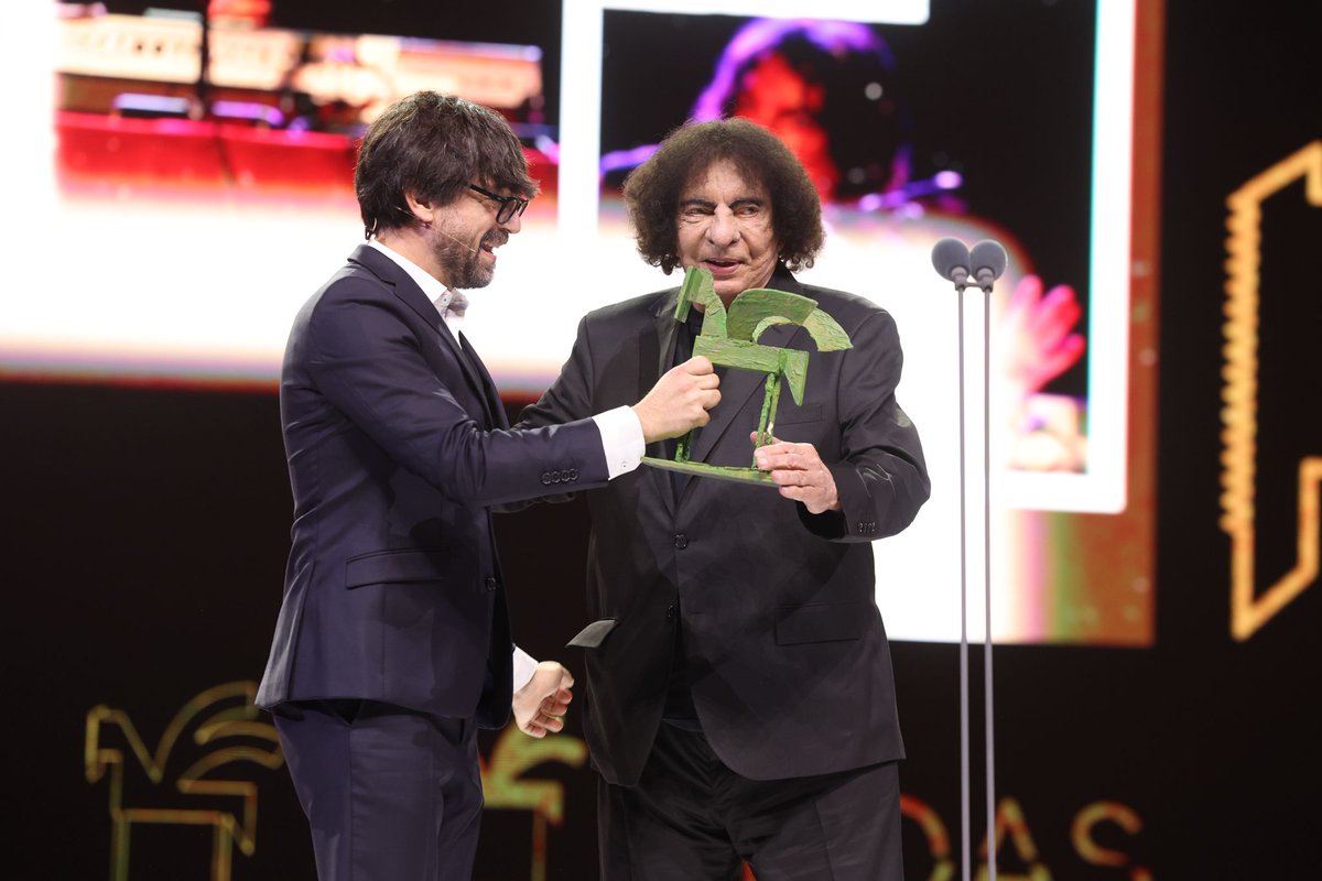 lavenganzaradio's tweet image. Anoche le dieron a @negrodolina el Premio Ondas Internacional de Radio.... 
¡EL MEJOR DEL PLANETA LA TIERRA! 🌏🌍🌎
Se lo entregó @PiedrahitaLuis en mano... por suerte no lo hizo desaparecer... al premio, no a Dolina.🧙‍♂️🎩😂