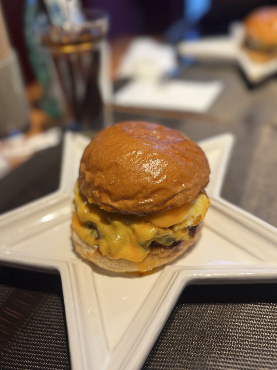 sr_riq's tweet photo. 東京に行くとおすすめのお店いっぱい教えてくれるトモダチ https://t.co/SrLjfWIl9D