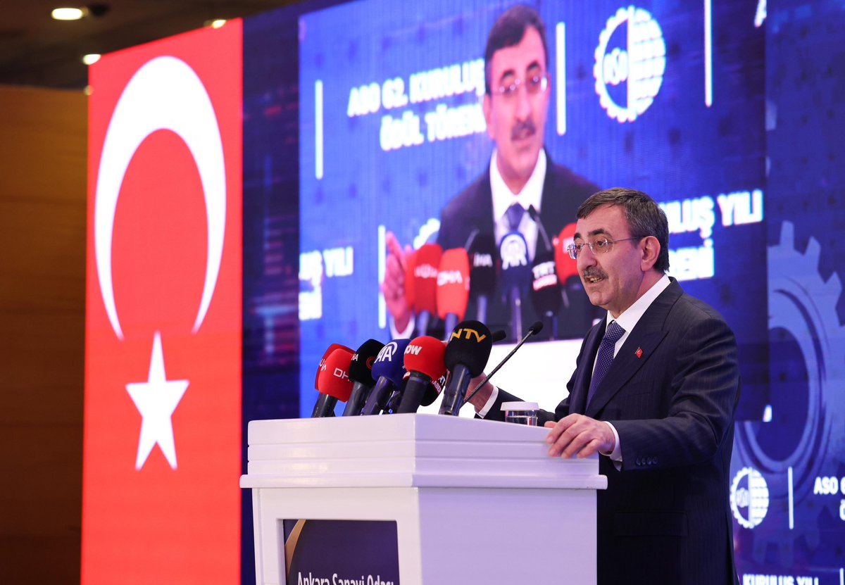 _cevdetyilmaz's tweet image. Ankara Sanayi Odası’nın 62. Kuruluş Yıl Dönümü vesilesiyle düzenlenen ödül töreninde, başkentimizin üretim ve teknoloji vizyonuna yön veren kıymetli sanayicilerimizle bir aradaydık.

Küresel ekonomide artan belirsizliklere rağmen Türkiye; büyüme performansı, ihracattaki güçlü…
