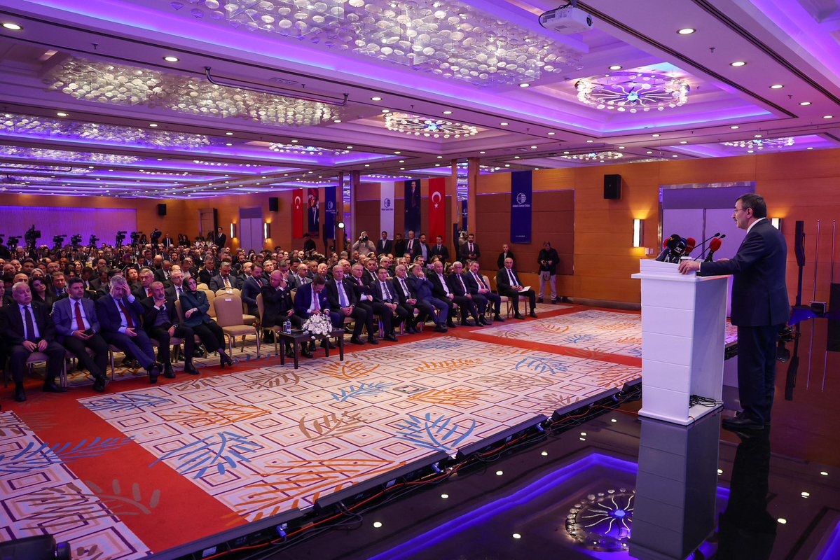 _cevdetyilmaz's tweet image. Ankara Sanayi Odası’nın 62. Kuruluş Yıl Dönümü vesilesiyle düzenlenen ödül töreninde, başkentimizin üretim ve teknoloji vizyonuna yön veren kıymetli sanayicilerimizle bir aradaydık.

Küresel ekonomide artan belirsizliklere rağmen Türkiye; büyüme performansı, ihracattaki güçlü…