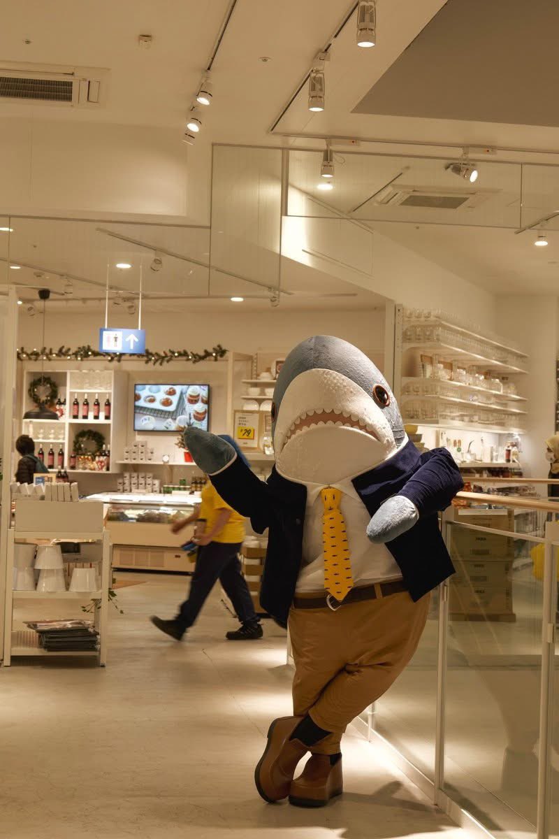 saltyAom's tweet image. You guys might not know but there’s an IKEA Japan ads featuring Blåhaj called Tiny Homes