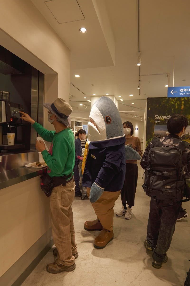 saltyAom's tweet image. You guys might not know but there’s an IKEA Japan ads featuring Blåhaj called Tiny Homes