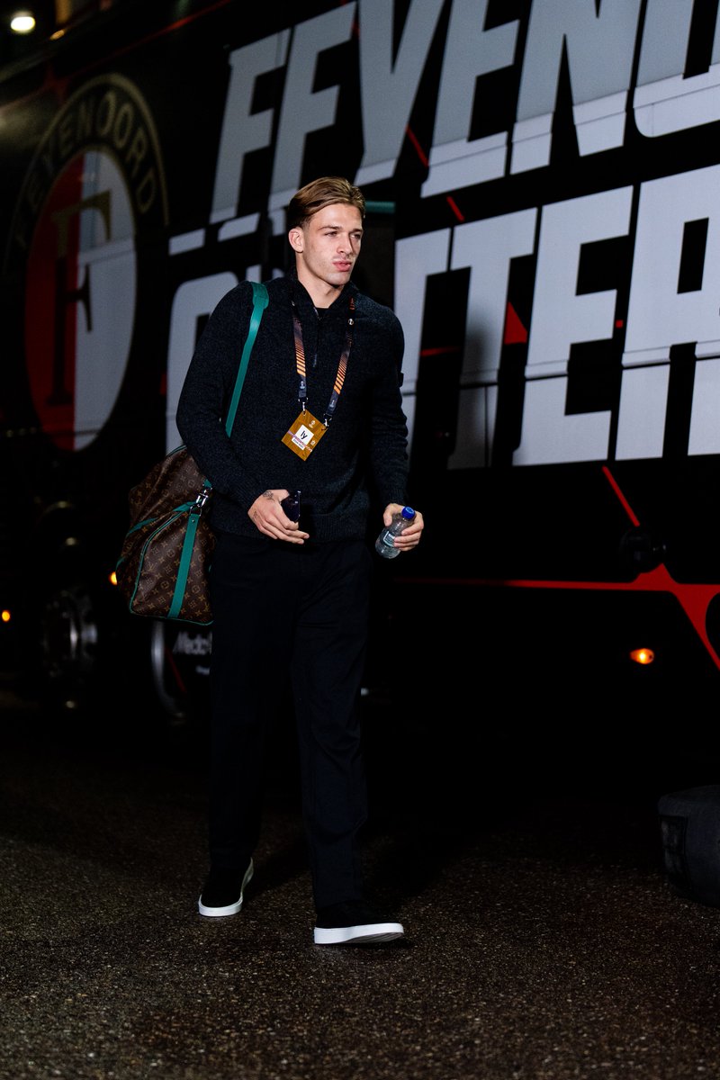 DeOverlap's tweet image. Valente is er wel 5 jaar jonger op geworden zonder sikje😅

#Feyenoord #Rotterdam #FEYCEL