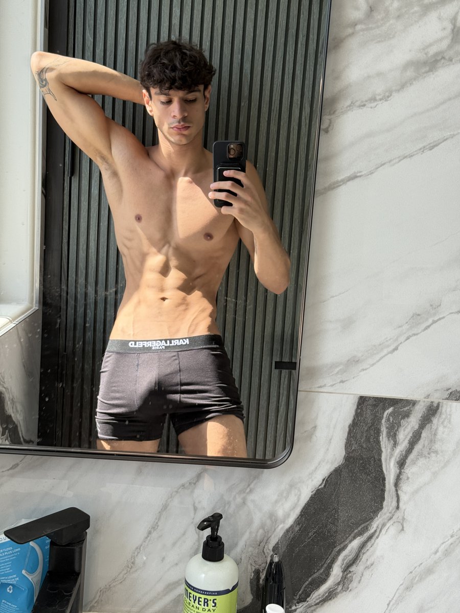 Strezful's tweet image. All the 🏳️‍🌈’s retweet