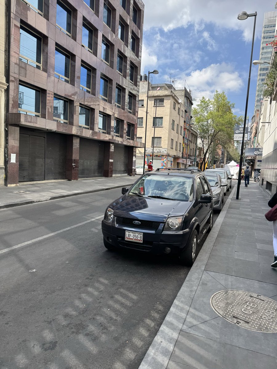 caquico's tweet image. Favor de retirar matrículas de coches aparcados en zona prohibida
Calle Artículo 123 entre Iturbide y Humboldt 
@UCS_GCDMX @UCS_GCDMX