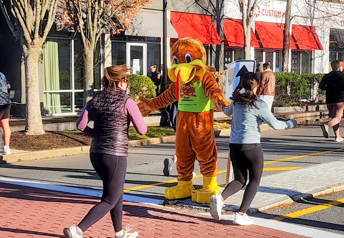 Sunny scenes from the #Wellesley Turkey Trot theswellesleyreport.com/2025/11/sunny-… #happythanksgiving