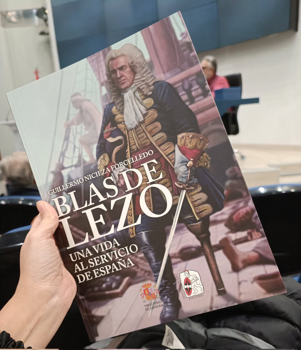 Hoy cambiamos de tercio (guiño, guiño, codazo, codazo) y me he traído a mi padre a la presentación del libro de Blas de Lezo, escrito por <a href="/Guille_Nicieza/">Guillermo Nicieza</a> y editado por <a href="/DespertaFerro/">Desperta Ferro</a>.
Esto es amor de hija 😂😂

(Aunque no es mi tema, el libro tiene una pinta estupenda)