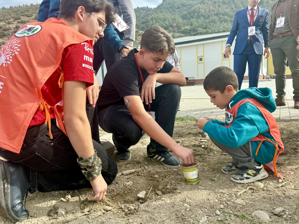 🌱Erozyon Haftası kapsamında Issızca köyünde tohum tüpleme etkinliği gerçekleştirildi. 
📍Issızca Şehit Ahmet Çalık İlkokulu/Ortaokulu
💚Daha güzel yarınlar için çalışmaya devam edeceğiz. 

<a href="/NailDayanc/">nail dayanç</a> <a href="/temavakfi/">TEMA Vakfı</a>