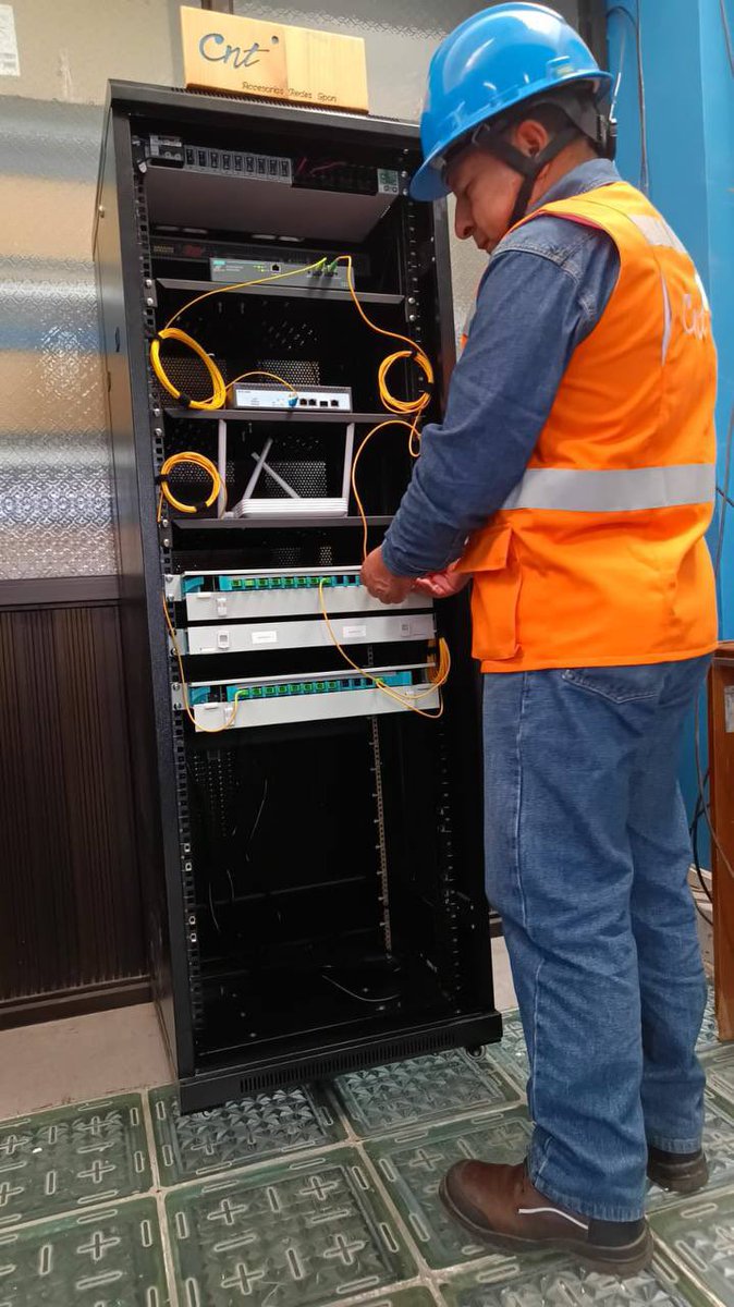 CNTinforma's tweet photo. ¡Somos referente regional! 🚀
Implementamos una red GPON de amplio alcance en la provincia de #Loja, extendiendo la cobertura hasta 60 km, cuando el límite convencional suele ser de 20 km.
Gracias a esta tecnología, hoy conectamos a comunidades como Cera, Taquil y otras más. 🌐💙 https://t.co/u0Kq8v0zIi