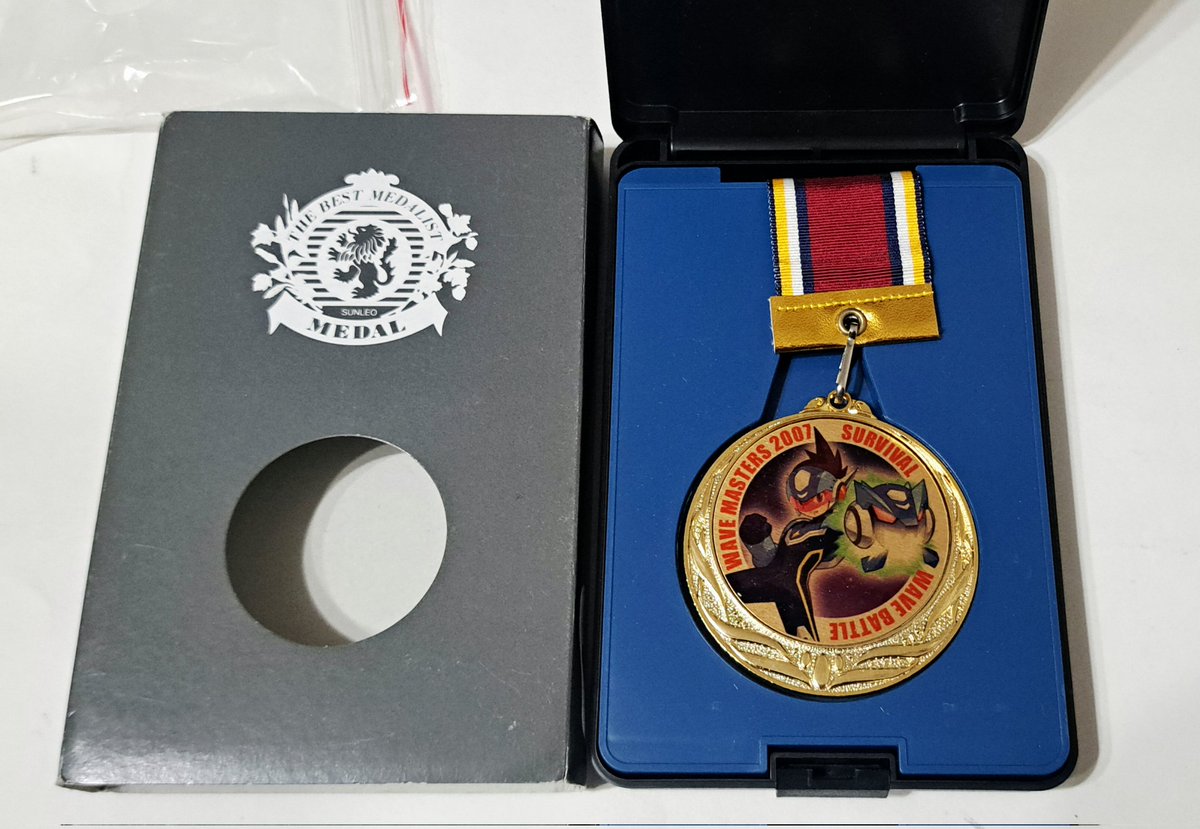 流星のロックマンパーフェクトコレクションの話題に続いて、昔もらったシリーズ。DS「流星のロックマン」の公式大会「ウェーブマスターズ2007大会」にて（どこの区から忘れた）、優勝して金メタルがもらえました。

#ROCKMAN
#MEGAMAN
#流星のロックマン