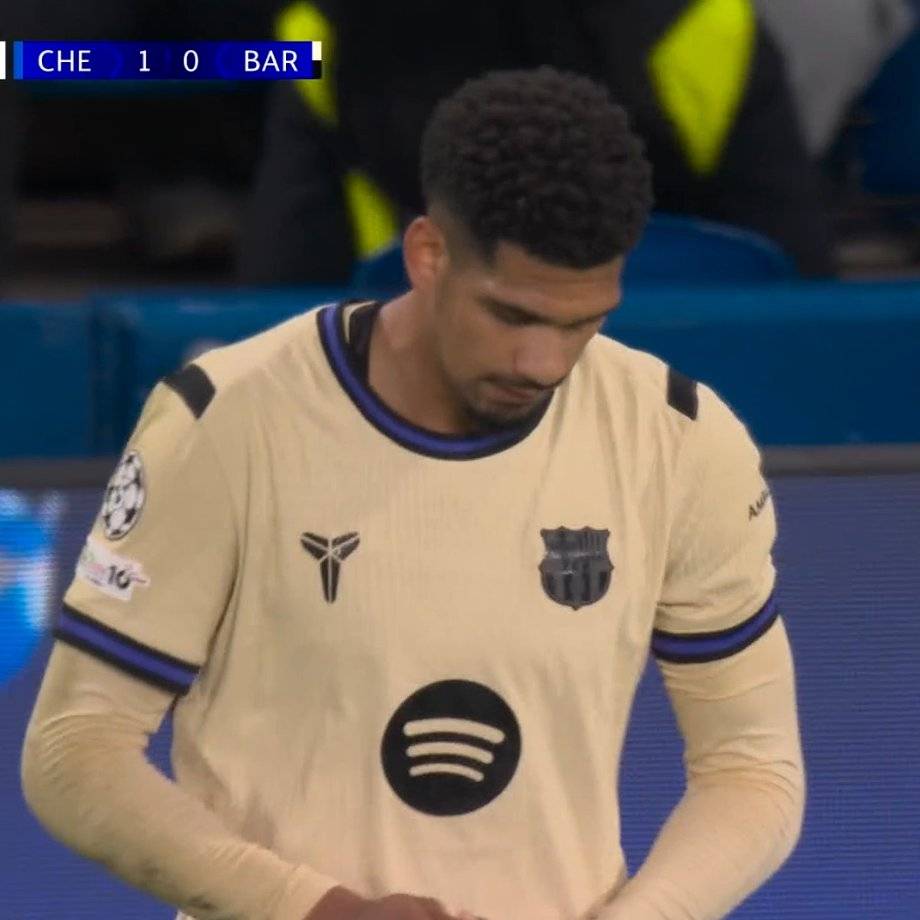 BarcaNewsFRA's tweet image. 🚨😦 Ronald Araújo est profondément bouleversé. Il n'arrive toujours pas à comprendre ce qui s'est passé et reste dans cet état depuis le match.

(@totcosta)