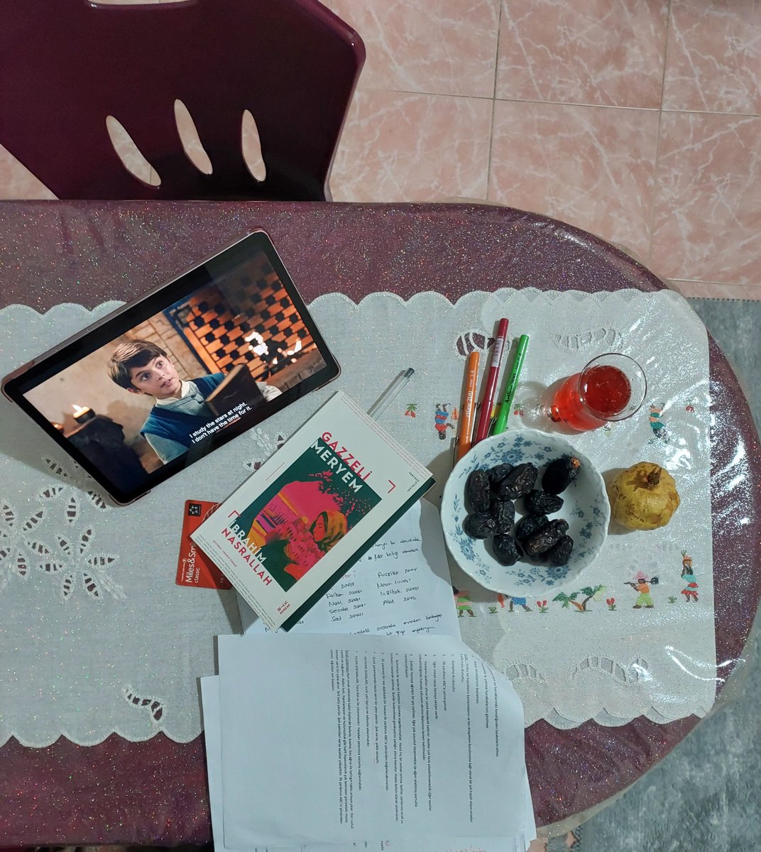 Bazen insan bir eşikte yıllarca bekler. Bazen de eşiğe gelmeden  kapı aniden açılır. Ama insan bilir ki yıllarca bekletildiğı eşik daha kıymetlidir. Bu fotoğrafta üç şehir, üç dua, üç eşik var...