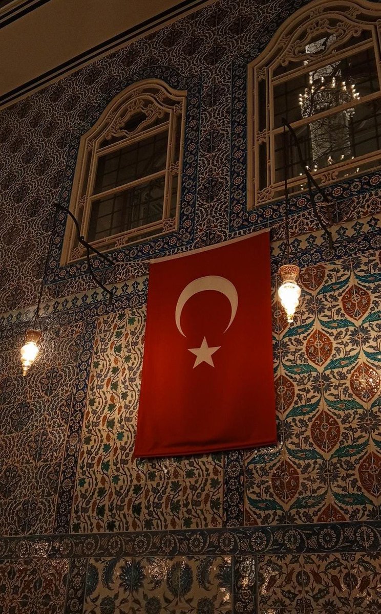 Ölüm ölüm dediğin nedir ki gülüm:
Biz senin için yaşamayı göze almışız...