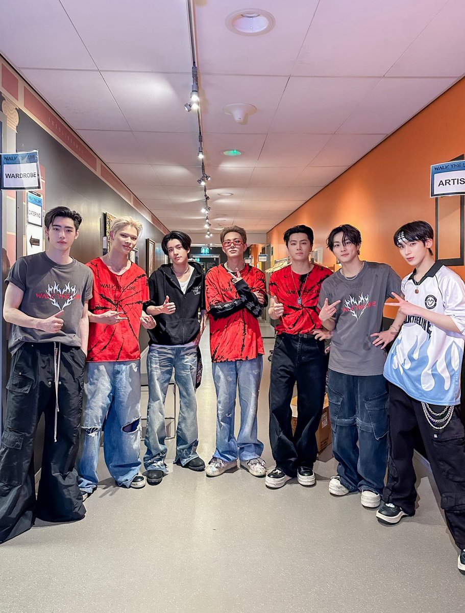 chaneljnku's tweet image. 02z fighting in the elevator and probably posed for this pic right after lmao look at their facesshsjnd