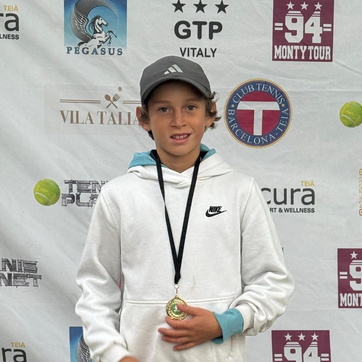 🎾✨ Més Resultats Destacats 🏆🔥
🎾 TENIS:
🔸 Alesandro Boccassini:
Campió del Torneig Monty a Teià en categoria aleví masculí. 👏

Ha jugat molt bé , deixant al CTNSC en molt bon lloc. 🙌💙