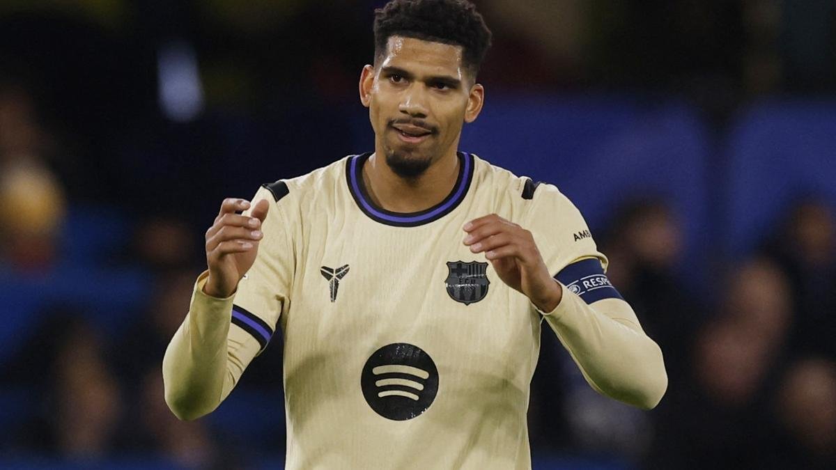 Barca_Buzz's tweet image. ❗️ Ronald Araújo is very mentally affected. He hasn’t been able to understand what happened and has been in that state since the match.

He feels that, as captain, he needs to help the team even more.

Via (🟢): @totcosta