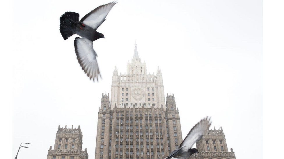 LeadingReport's tweet image. BREAKING: ‘Spy pigeons fitted with brain implants and cameras that can be controlled like drones’ have been unveiled by Putin’s scientists, per Daily Mail.