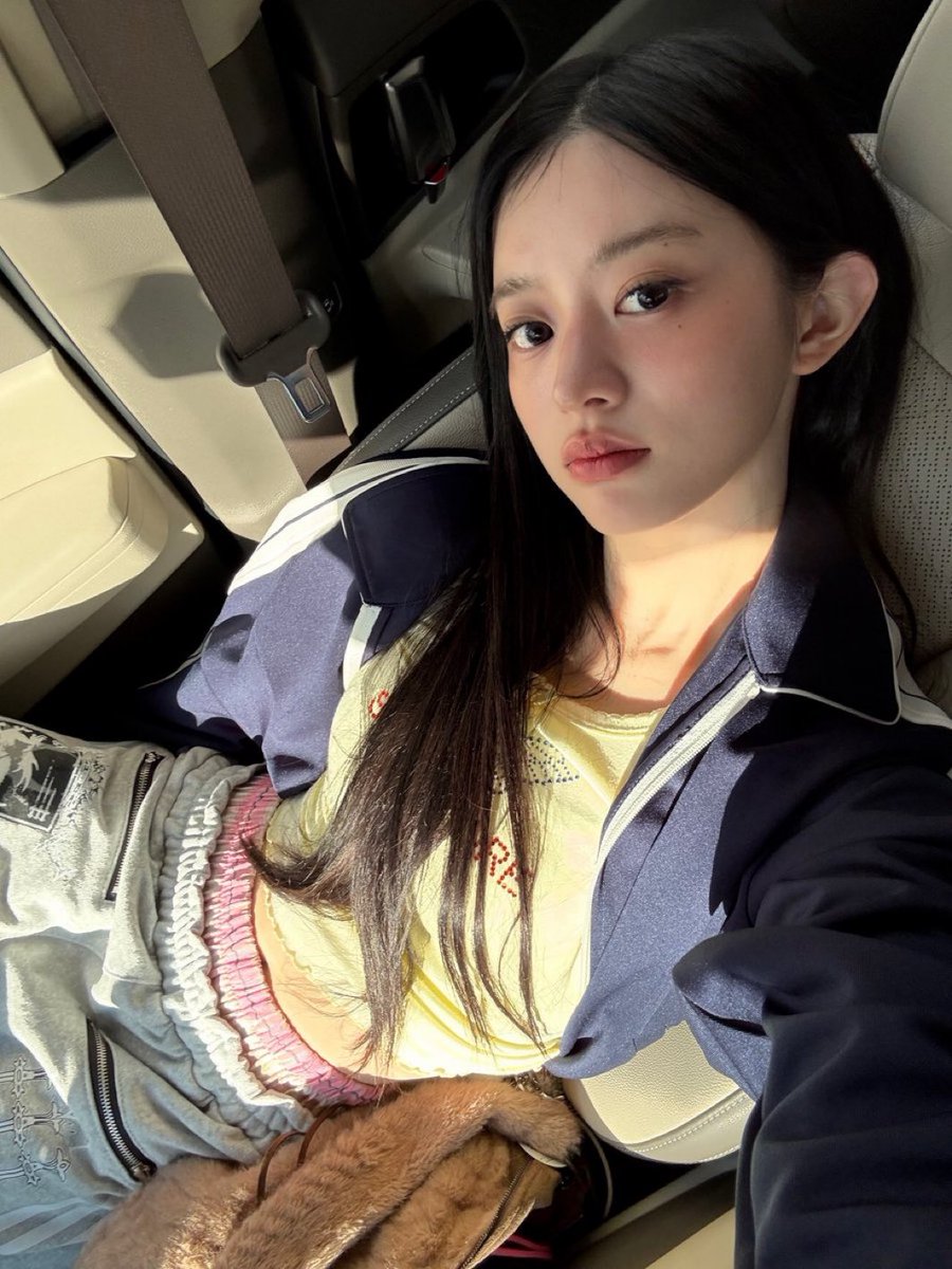 sovwoon's tweet image. Hei, what's up?? I'm a little bored here and I'm looking for something to relieve my boredom. So, I'll tease you.