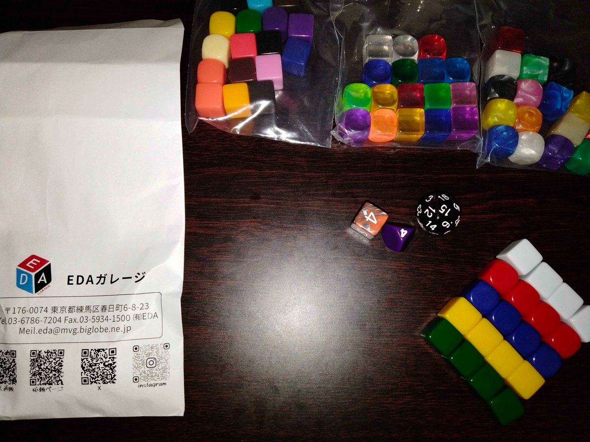 bdgtei_daamasu's tweet photo. EDAガレージさん
サイコロ(23個)

奥にあるのは前回の購入物です。
前回のゲムマで買えなかった無地ダイスを買いに行きました。
何に使うでもないですが、こういうものは好き。

無地にも需要があると知った、と仰られていて面白かったな。
お時間・スペースをかけていただきありがとうございました https://t.co/7AZxEHlDXW