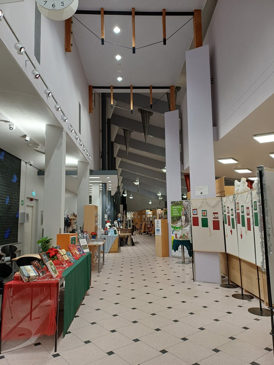 Minun toinen osoite, Kuhmon kirjasto.  Tänne on jo joulua laitettu.  Lukasin Iisalmen Sanomat ja Miilun.  Lainasin kaksi käsityökirjaa. 🧶