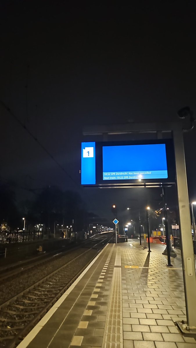 Muhammad_osm's tweet image. For @NS_online 
More than 1.5hour standing for train. Train passes by but dont stop and cancelled at last moment that we cannot take other train. 
Then some conductor on social media says NS have to focus on other priorities than fixing the trains... such a shame