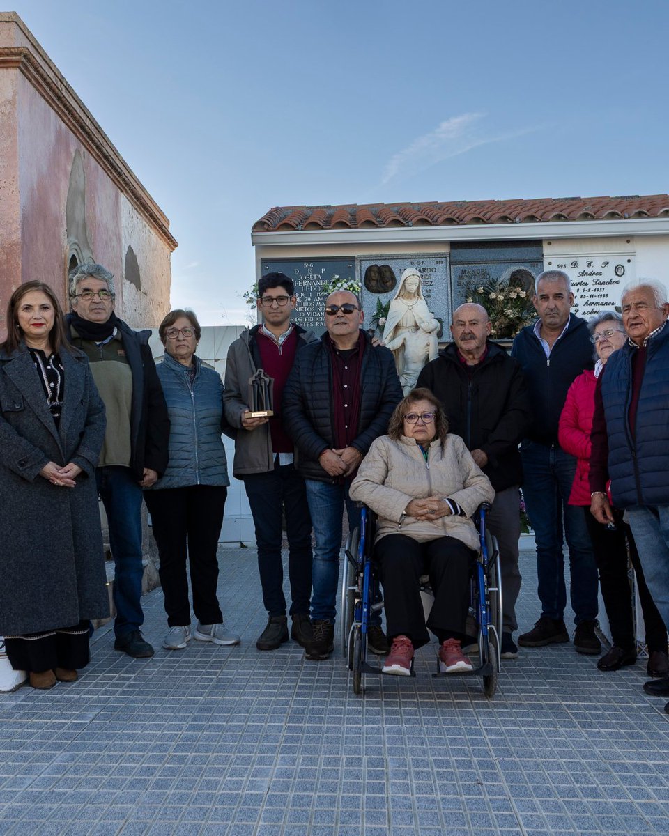 mjesus_sanjose's tweet photo. Esta semana he viajado a Badajoz junto al director de Gogora, Alberto Alonso, para entregar a sus familias los restos mortales de tres víctimas de la prisión franquista de Orduña recientemente identificadas. https://t.co/8W97qvCWvE