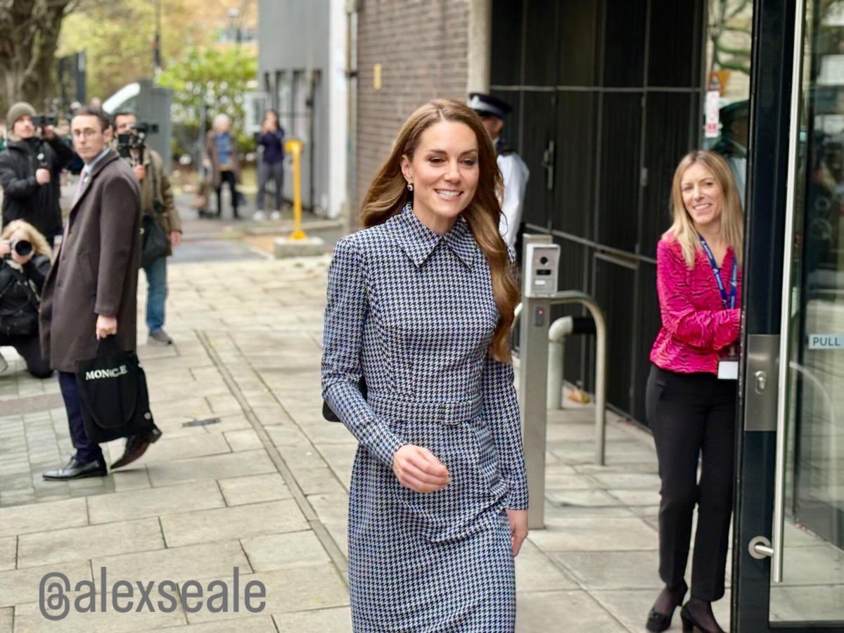 AlexSeale's tweet photo. This morning I photographed the Princess of Wales at @annafreuduk, highlighting the importance of early relationships in shaping a child’s future. 💛✨ #PrincessofWales #RoyalFamily #London https://t.co/yFpnXrqYY8