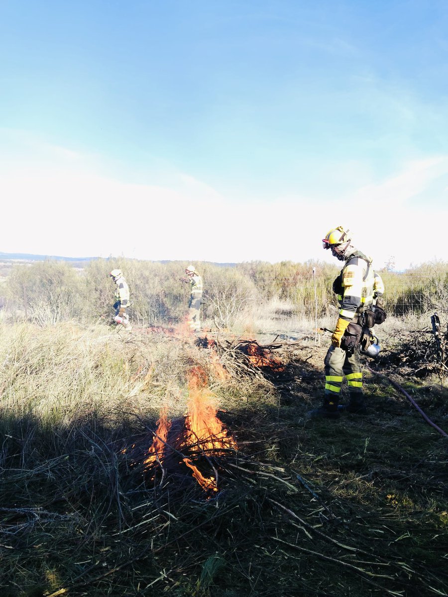 Hoy realizamos #EPRIF+#BLP+🚒CH15.3 realizamos 3 quemas prescritas de 50x50 metros con objetivo de investigación para <a href="/CSIC/">CSIC</a> en Murias de Pedredo #LeónESP.

Somos #BomberosForestales #BRIF de <a href="/mitecogob/">Transición Ecológica y Reto Demográfico</a>.

#RxFire🔥