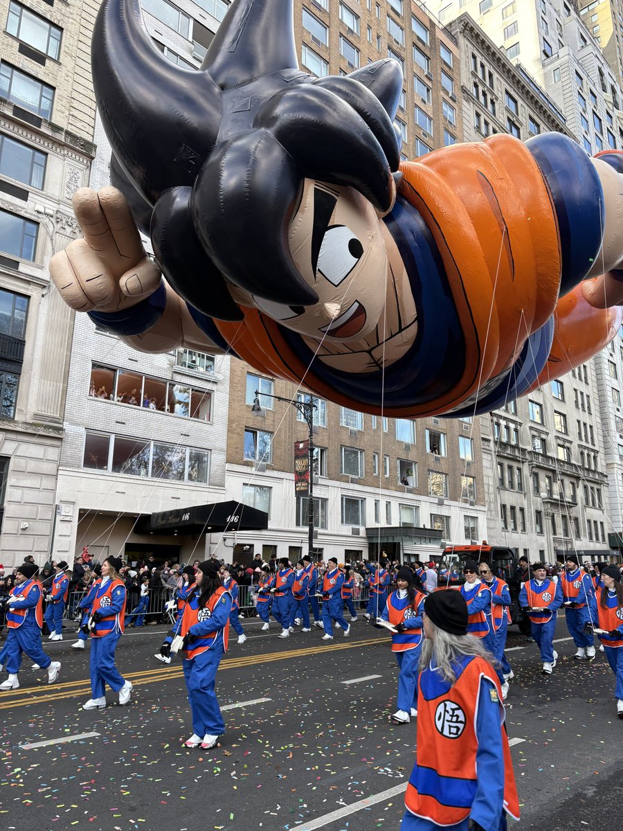 AWinterwonder's tweet image. It is still so wonderful seeing Goku AND Luffy at the Macy&apos;s Thanksgiving Parade! Anime is now pop culture and these 2 are world icons! #ThanksGoku2025 #ThanksLuffy2025 
Images- @ToeiAnimation