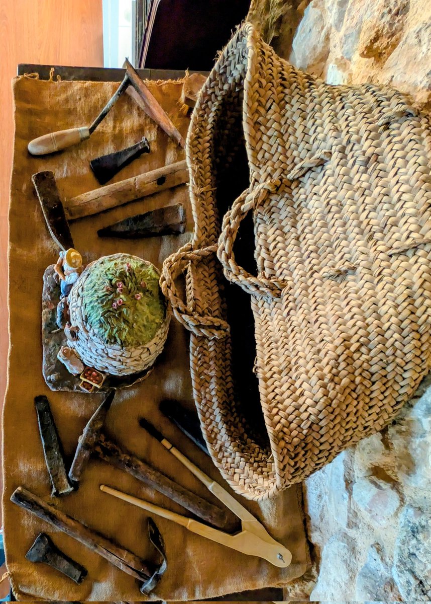 ADHSO1's tweet image. Remenant per l&apos;exposició etnològica del Monestir de Santa Maria treiem la pols a eines i estris que en el seu temps van ser utilitzats per treballar la #pedraseca.
I recuperem una antiga obra de l&apos;artista Jordi Llucià, molt adient per les activitats que es portaran a terme.
