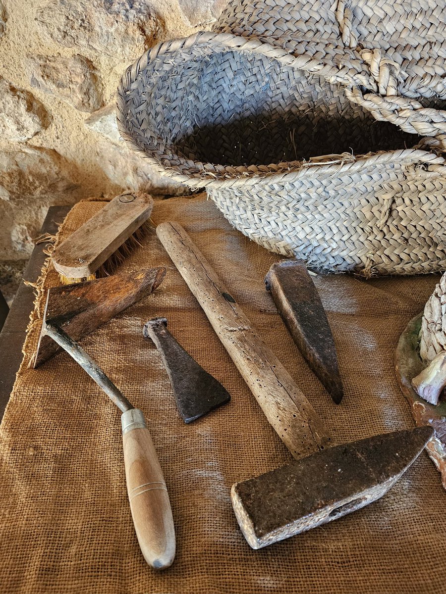 ADHSO1's tweet image. Remenant per l&apos;exposició etnològica del Monestir de Santa Maria treiem la pols a eines i estris que en el seu temps van ser utilitzats per treballar la #pedraseca.
I recuperem una antiga obra de l&apos;artista Jordi Llucià, molt adient per les activitats que es portaran a terme.