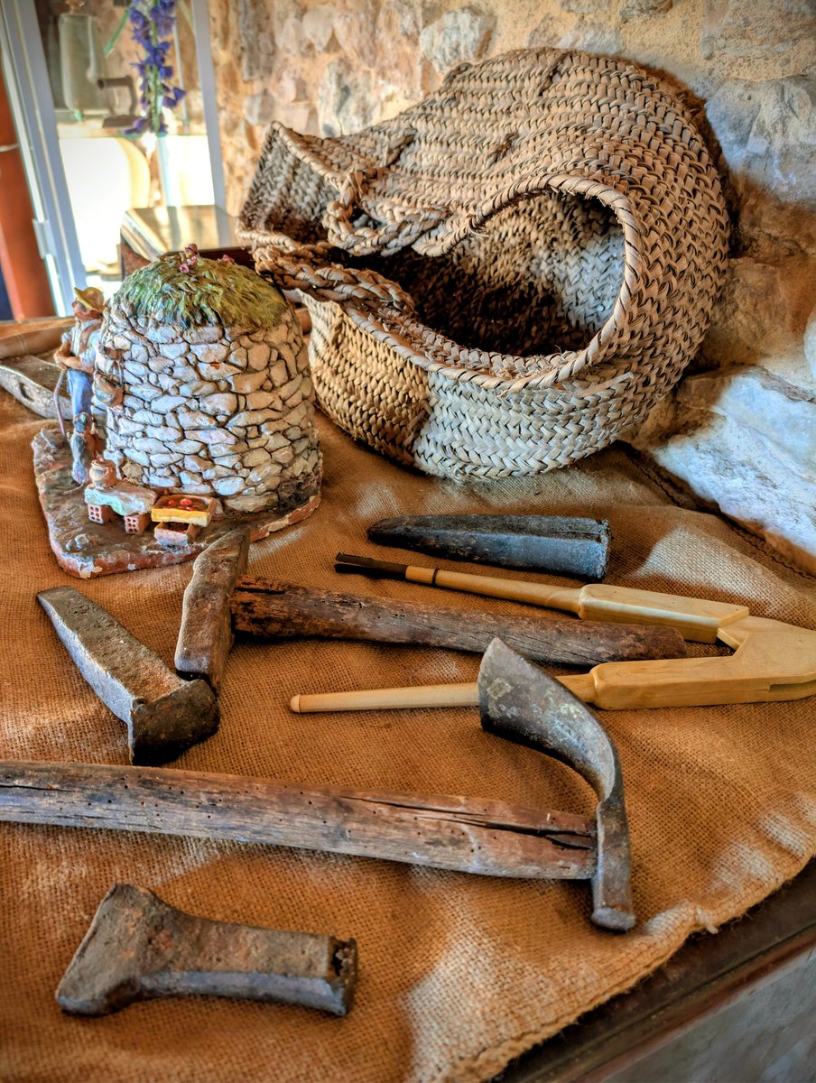 ADHSO1's tweet image. Remenant per l&apos;exposició etnològica del Monestir de Santa Maria treiem la pols a eines i estris que en el seu temps van ser utilitzats per treballar la #pedraseca.
I recuperem una antiga obra de l&apos;artista Jordi Llucià, molt adient per les activitats que es portaran a terme.