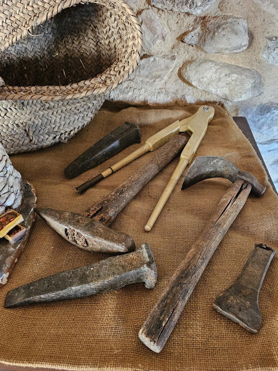 ADHSO1's tweet image. Remenant per l&apos;exposició etnològica del Monestir de Santa Maria treiem la pols a eines i estris que en el seu temps van ser utilitzats per treballar la #pedraseca.
I recuperem una antiga obra de l&apos;artista Jordi Llucià, molt adient per les activitats que es portaran a terme.