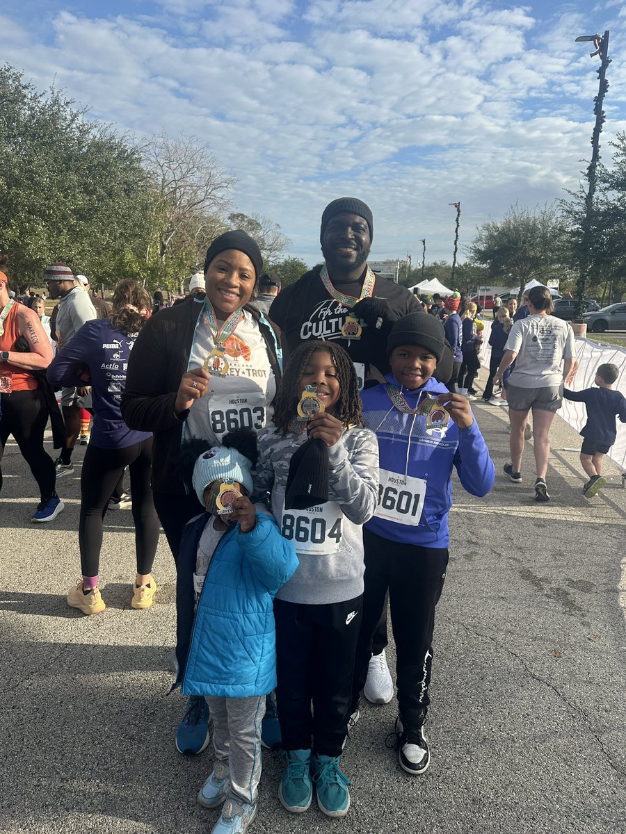 SierraJoseph15's tweet photo. Thanks for running this race called life with me @CoachJosephFB!!!
Having the whole team by my side made todayโs race even more special. My heart is full, this is what gratitude feels like. Happy Thanksgiving! @fit_leaders #fitleaders #LIVEBETTER #LEADBETTER https://t.co/cQeqlrLNbH