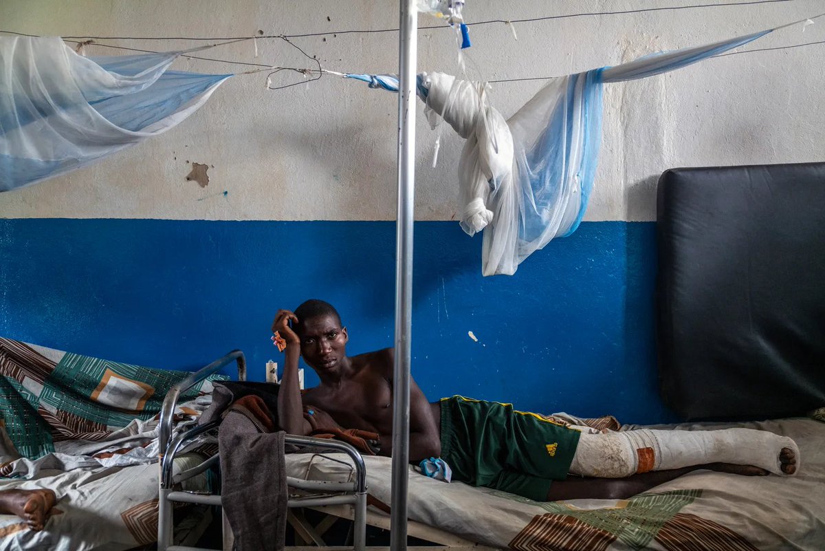 Le roi Mwami Butsitsi Kahimbi IV de Pokomo m'a rendu visite, vêtu d'un caftan blanc et de peaux de léopard ayant appartenu à ses ancêtres, bien que son palais, détruit il y a 30 ans, n'ait toujours pas été reconstruit. Il est arrivé à son bureau à Goma sous forte escorte. #Congo