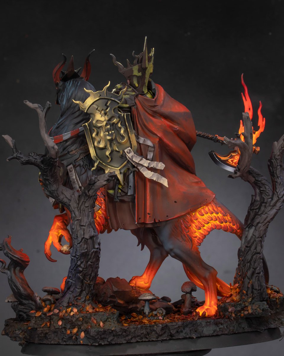 theminiaturista's tweet image. Lord Vigilant on GryphStalker arrives in the dark forest. Not super refined (especially the back), but hey! It looks finished more or less.
I had been avoiding him for a year, but the miniatures you refuse to paint make you a better painter, I'm sure.

#warhammer #ageofsigmar