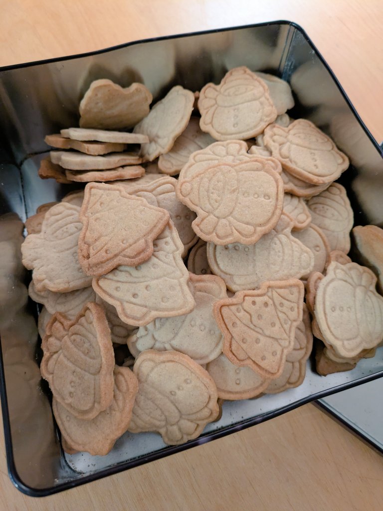 J'ai fait une centaine de sablés et il me reste plus de la moitié de la pâte.
Je sens que l'après-midi de demain va être long 🫠
Ils sont délicieux néanmoins.