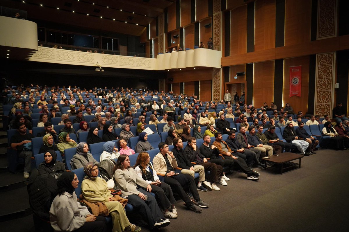 Bu ayki gençlik buluşmamızda Dr. Altay Cem Meriç ile bir araya geldik. Yazar buluşmasında gençlerle keyifli bir sohbet gerçekleştirdik. 📚✨”