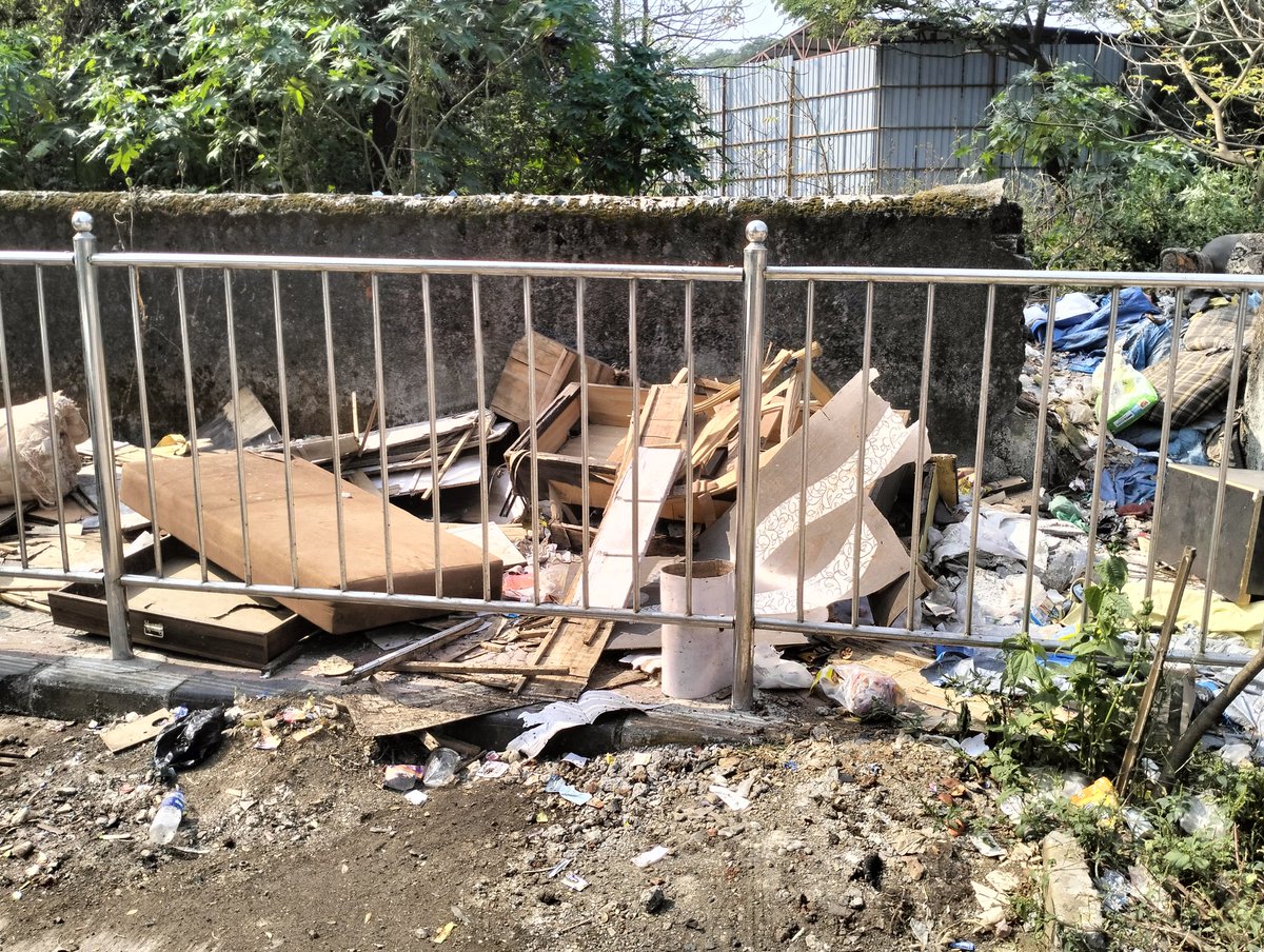 Ashishfernand10's tweet photo. @mybmc 
@mybmcWardRN 
@mybmcSWM 
@Dev_Fadnavis 
@VarshaEGaikwad 
RTO road next to Palak pluto building and opp Vice roy park Kandarpada Dahisar west in ward no 1 this this condition of area citizens of this area suffering need action asap https://t.co/KSE81C1KTe