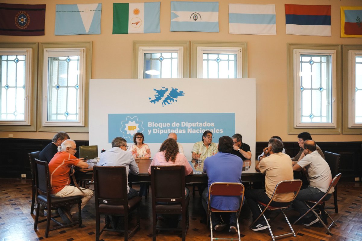 REFORMA LABORAL: LAS DOS CTA SE REUNIERON CON DIPUTADOS DE UNIÓN POR LA PATRIA

Este mediodía se realizó en el Congreso Nacional una encuentro de las dos CTA con diputados y diputadas del Bloque de Unión por la Patria: Cecilia Moreau, Hugo Yasky, Germán Martínez y Paula Penaca.