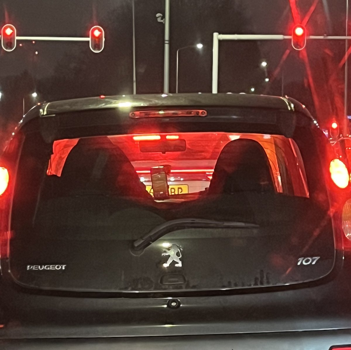 fritssib's tweet photo. Tiktok kijken in de auto is wel echt n dieptepunt https://t.co/75ZYwjeVww