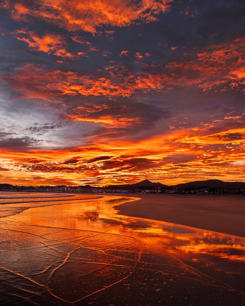 MarcoUrrutia_PB's tweet photo. Un de ces matins où la nature nous régale de ses plus belles œuvres! 
La plage d’Hendaye, flamboyante sous les couleurs d’un matin d’automne https://t.co/fs4nbwFHEL