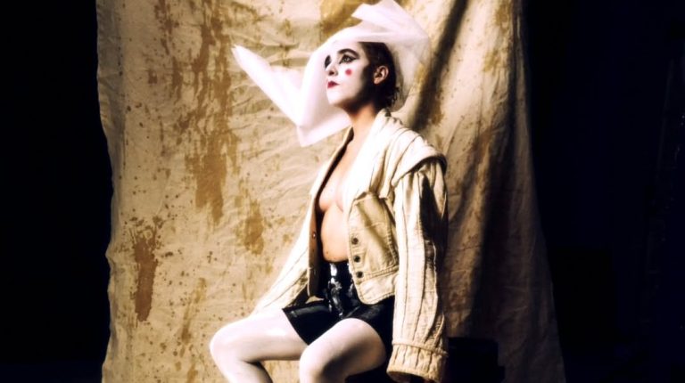 rockywrestling's tweet image. Arlequin es Puro Teatro: QUEDIOSTESALVE Convierte el Dark Pop en una Obra de Arte Total
👉 rockandwrestling.com/arlequin-es-pu…