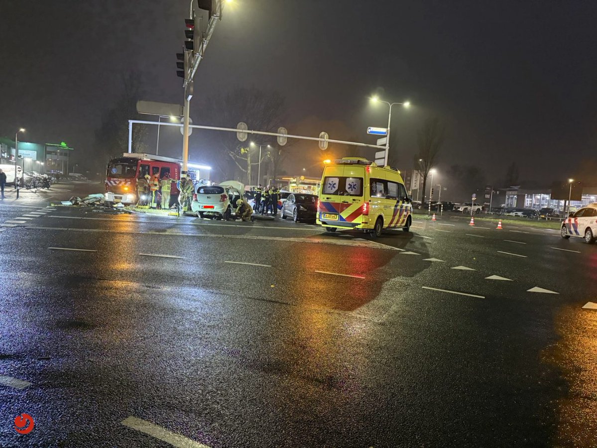 Ernstig ongeval in Leeuwarden: Auto tegen ANWB paal