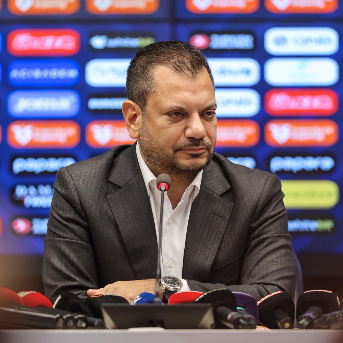 Trabzonspor, Coca-Cola'nın sponsorluk teklifini reddettiğini açıkladı.

Ertuğrul Doğan: "Filistin'de bu kadar çocuk katledilirken Coca-Cola ile anlaşma yapmak bize yakışmazdı."